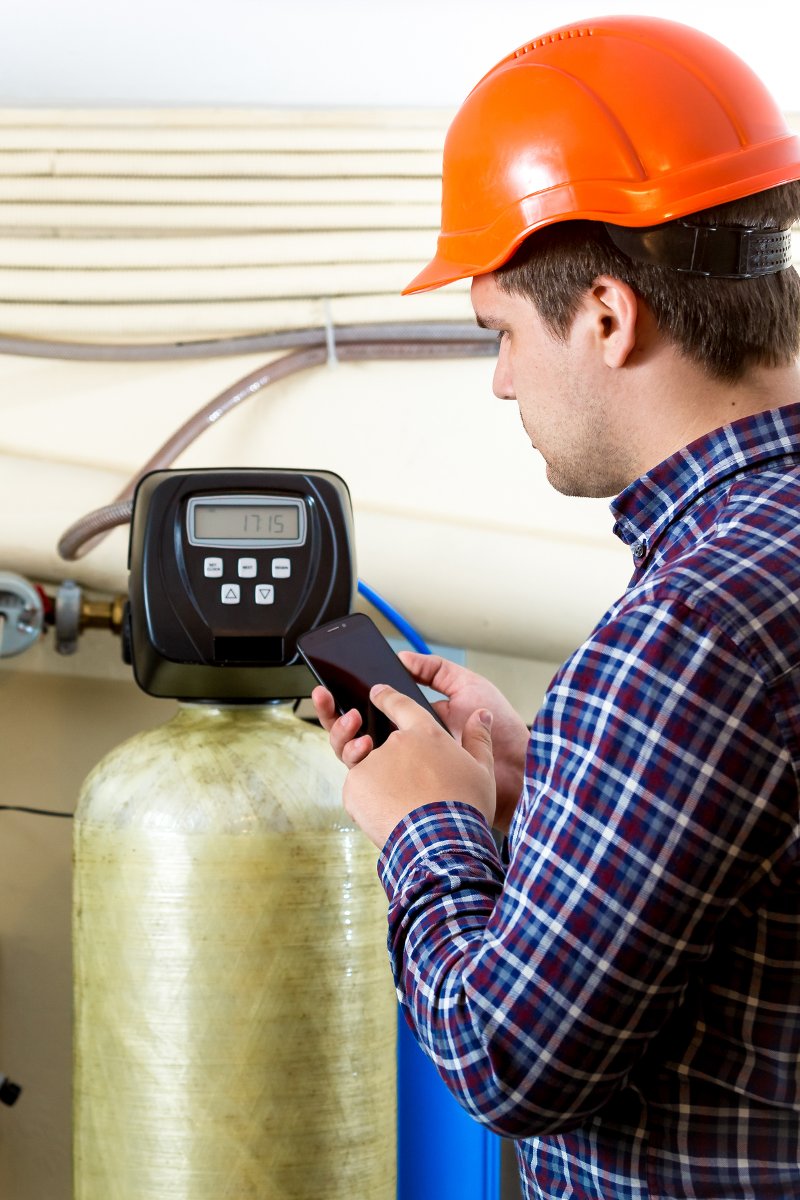 Loodgieter met smartphone